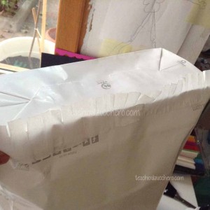 Capovolgi la busta di carta per iniziare a incollare la carta
