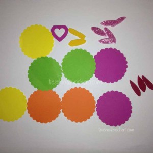 Per addobbare la pinata, ho usato pezzi di carta colorata